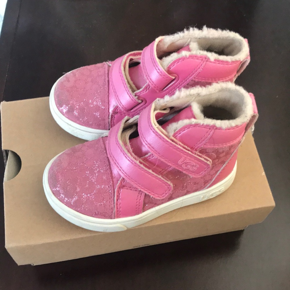 UGG Rennon II Toddler high top sneakers size 7. Excellent used condition.